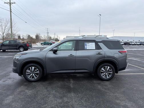2023 Nissan Pathfinder SL 4WD