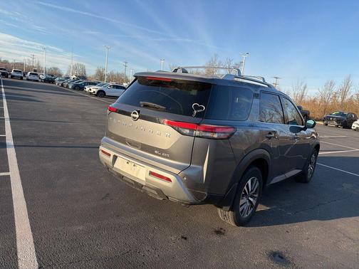 2023 Nissan Pathfinder SL 4WD