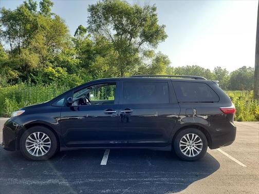 2020 Toyota Sienna XLE