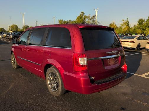 2016 Chrysler Town & Country S