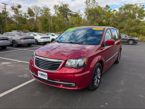 2016 Chrysler Town & Country S