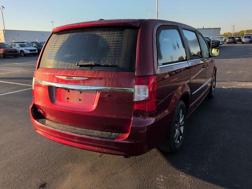 2016 Chrysler Town & Country S