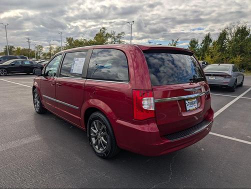 2016 Chrysler Town & Country S