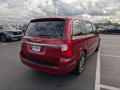 2016 Chrysler Town & Country S