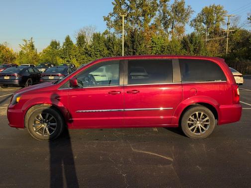 2016 Chrysler Town & Country S