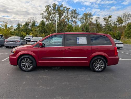 2016 Chrysler Town & Country S