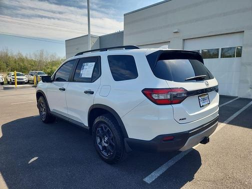 Platinum White Pearl 2025 Honda Pilot TrailSport