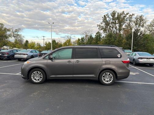 2017 Toyota Sienna XLE Premium