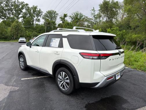 Pearl White Tricoat 2022 Nissan Pathfinder SL 4WD