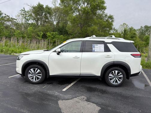 Pearl White Tricoat 2022 Nissan Pathfinder SL 4WD
