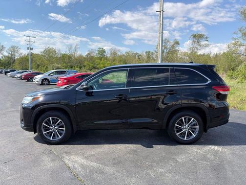 Midnight Black Metallic 2018 Toyota Highlander XLE