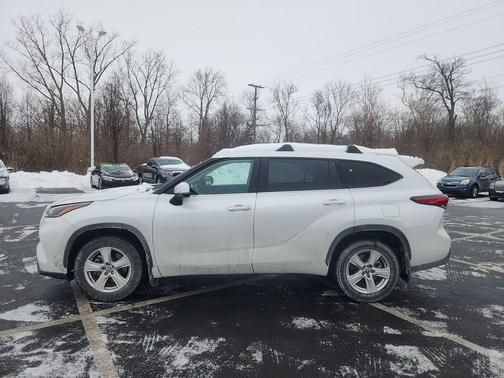 2022 Toyota Highlander LE