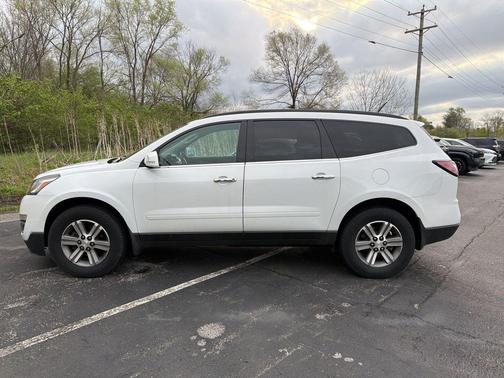 Summit White 2017 Chevrolet Traverse 2LT