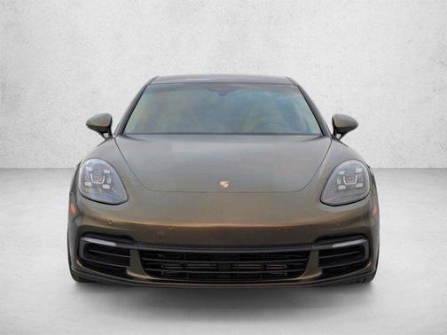 GT Silver Metallic 2018 Porsche Panamera 4