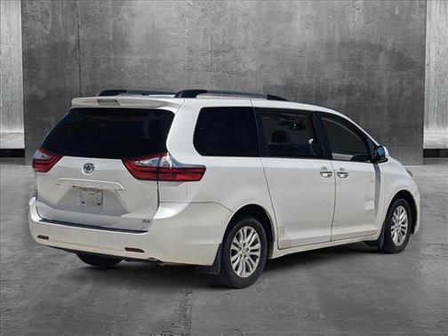2017 Toyota Sienna XLE