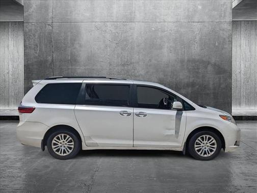 2017 Toyota Sienna XLE