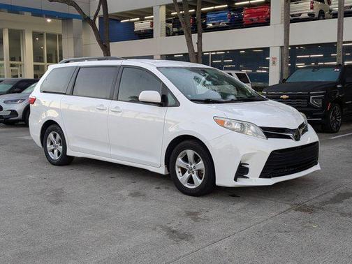 2020 Toyota Sienna LE