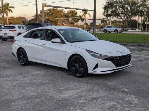 2022 Hyundai ELANTRA SEL