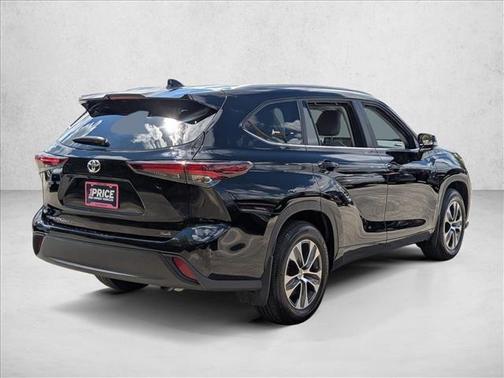 Midnight Black Metal 2025 Toyota Highlander XLE