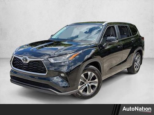 Midnight Black Metal 2025 Toyota Highlander XLE