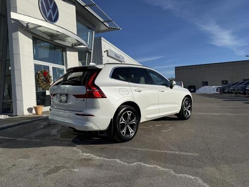 2022 Volvo XC60 B5 Momentum