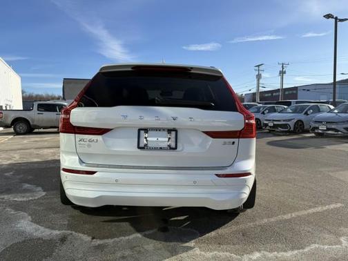 2022 Volvo XC60 B5 Momentum