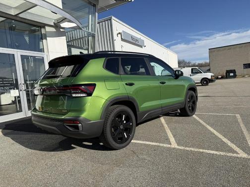 2026 Volkswagen Taos 1.5T SE Black