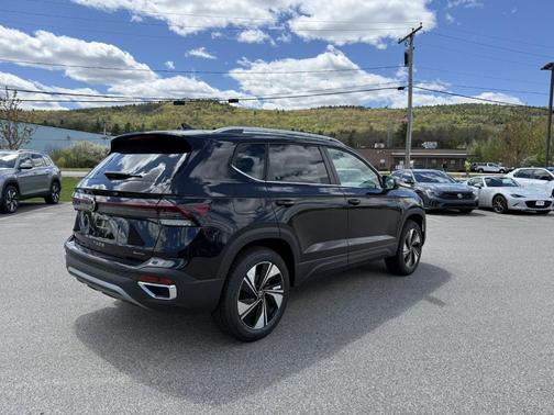 Deep Black Pearl 2026 Volkswagen Taos 1.5T SE