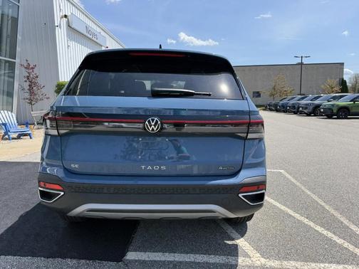 Monterey Blue Pearl 2026 Volkswagen Taos 1.5T SE