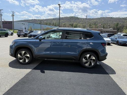 Monterey Blue Pearl 2026 Volkswagen Taos 1.5T SE