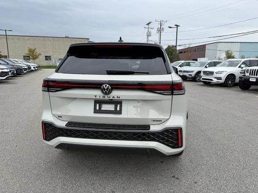 2025 Volkswagen Tiguan 2.0T SE R-Line Black
