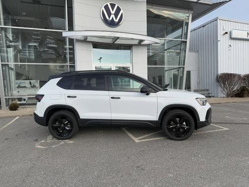 2025 Volkswagen Taos 1.5T SE Black