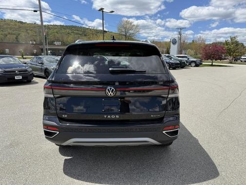 Deep Black Pearl 2026 Volkswagen Taos 1.5T SE