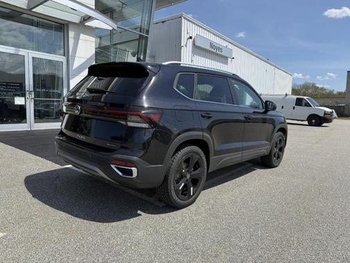 Deep Black Pearl Effect 2026 Volkswagen Taos 1.5T SEL