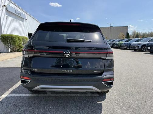 Deep Black Pearl Effect 2026 Volkswagen Taos 1.5T SEL