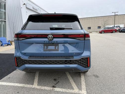Monterey Blue Pearl 2026 Volkswagen Tiguan 2.0T SE R-Line Black