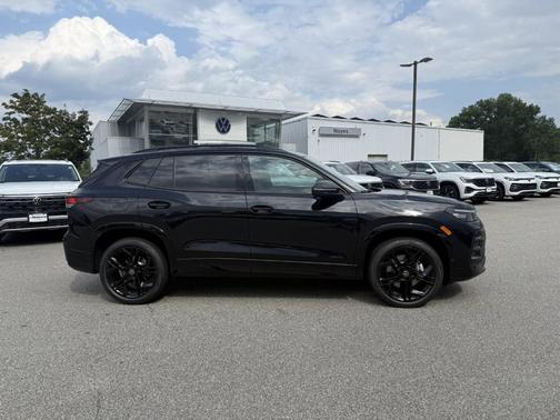 Deep Black Pearl Effect 2025 Volkswagen Tiguan 2.0T SE R-Line Black