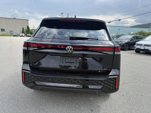 Deep Black Pearl Effect 2025 Volkswagen Tiguan 2.0T SE R-Line Black
