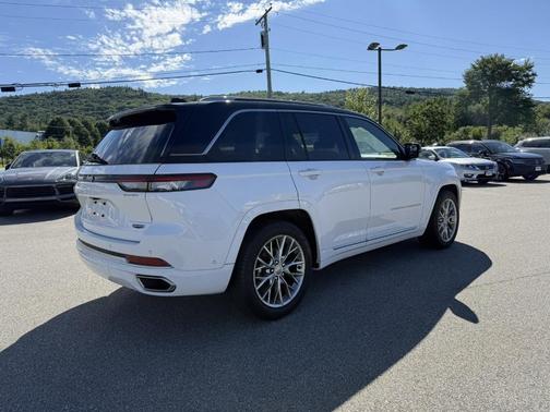 2022 Jeep Grand Cherokee Summit