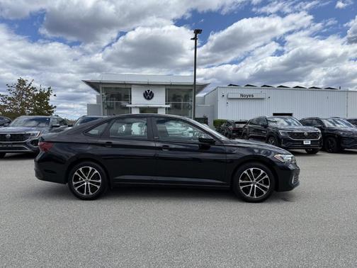 Deep Black Pearl Effect 2024 Volkswagen Jetta 1.5T Sport