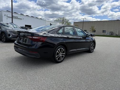 Deep Black Pearl Effect 2024 Volkswagen Jetta 1.5T Sport