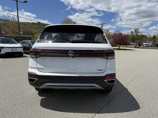Pure White 2026 Volkswagen Taos 1.5T SE
