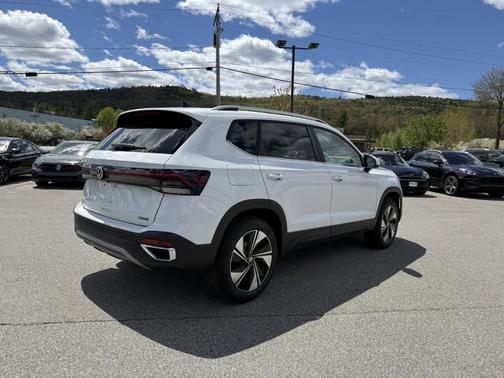 Pure White 2026 Volkswagen Taos 1.5T SE
