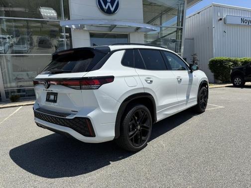2025 Volkswagen Tiguan 2.0T SE R-Line Black