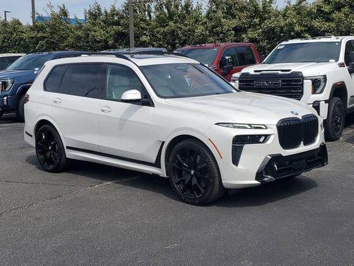 Mineral White Metallic 2024 BMW X7 xDrive40i