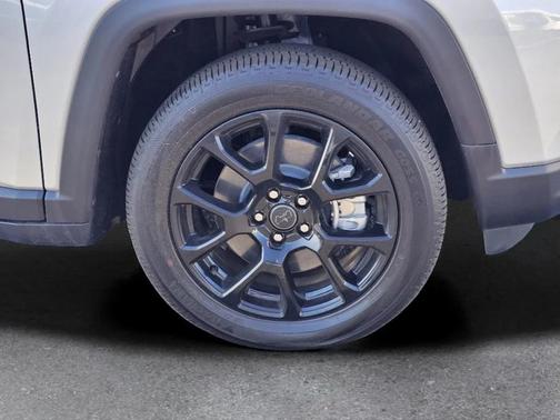Silver Zynith Metallic Clearcoat 2026 Jeep Compass Latitude