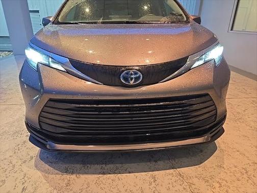 2021 Toyota Sienna LE