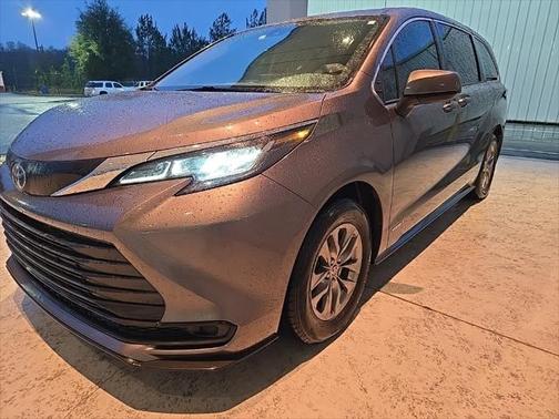2021 Toyota Sienna LE