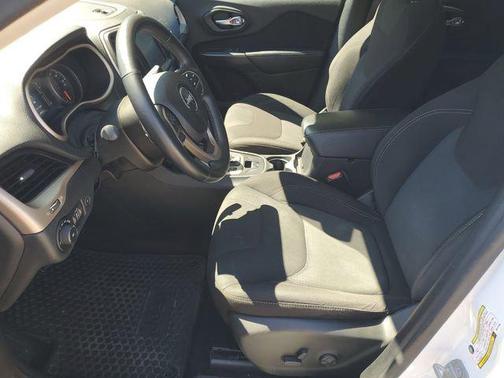 Bright White Clearcoat 2016 Jeep Cherokee Latitude