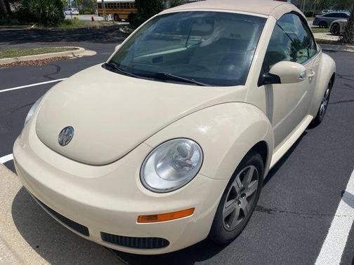 Beige 2006 Volkswagen New Beetle 2.5